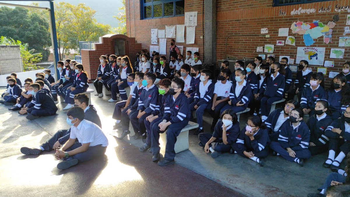 chumboldtg's tweet photo. En la celebración de la semana del libro y el idioma, la promo XIX regaló a los niños de primaria e inicial divertidas historias de nuestra literatura infantil.

#SomosHumboldtGuatire https://t.co/l9ME0IiKgR