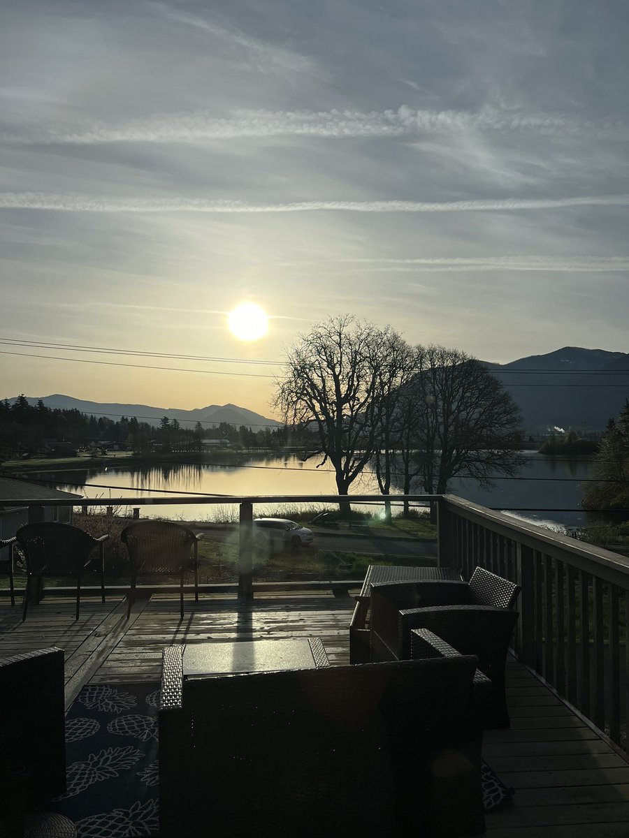 mjmetcalfeneuro's tweet photo. Heading back to #socal after an amazing time @TheIsnr 

Caught up with old friends, mentors and new friends (@FaithBrennan01  😉). Excited about new collaborations too! #sciresearch #axonalregeneration https://t.co/9fZRVi9lI1