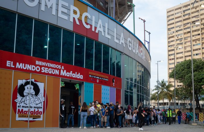 #27Abr 50 años después de su última aparición en la prensa argentina, #Mafalda sigue moviendo montañas: así hicieron un colón en #LaGuaira para ver una exposición de la niña que odia la sopa y pide la paz mundial

Crónica: <a href="/hecha_de_sol/">Alba Freitas</a> <a href="/ElNacionalWeb/">El Nacional</a> 
bit.ly/423VOTq