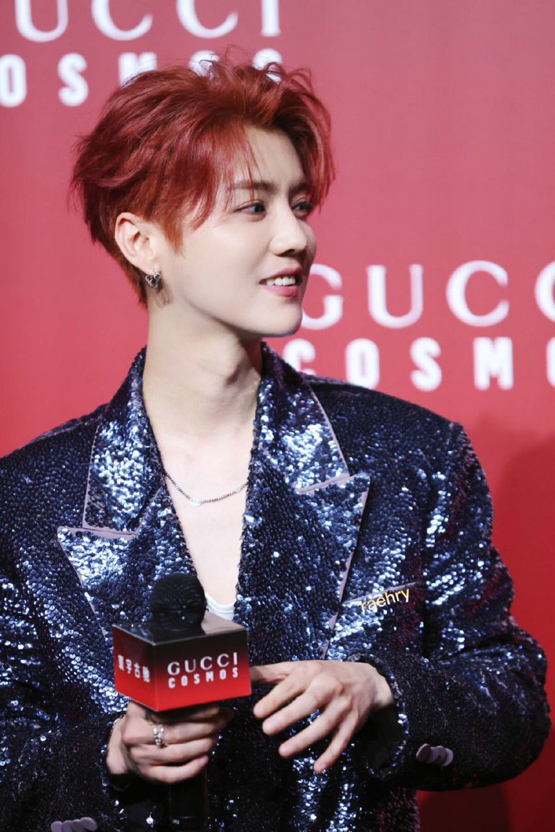 لوهان بودن یعنی بدون میکاپ سنگ،بدون ژست خاصی بدون هیچ حرکتی بازم پرفکت ترین باشی
و این باعث تشنجم میشه

#LuHan #鹿晗 
#GucciCosmo