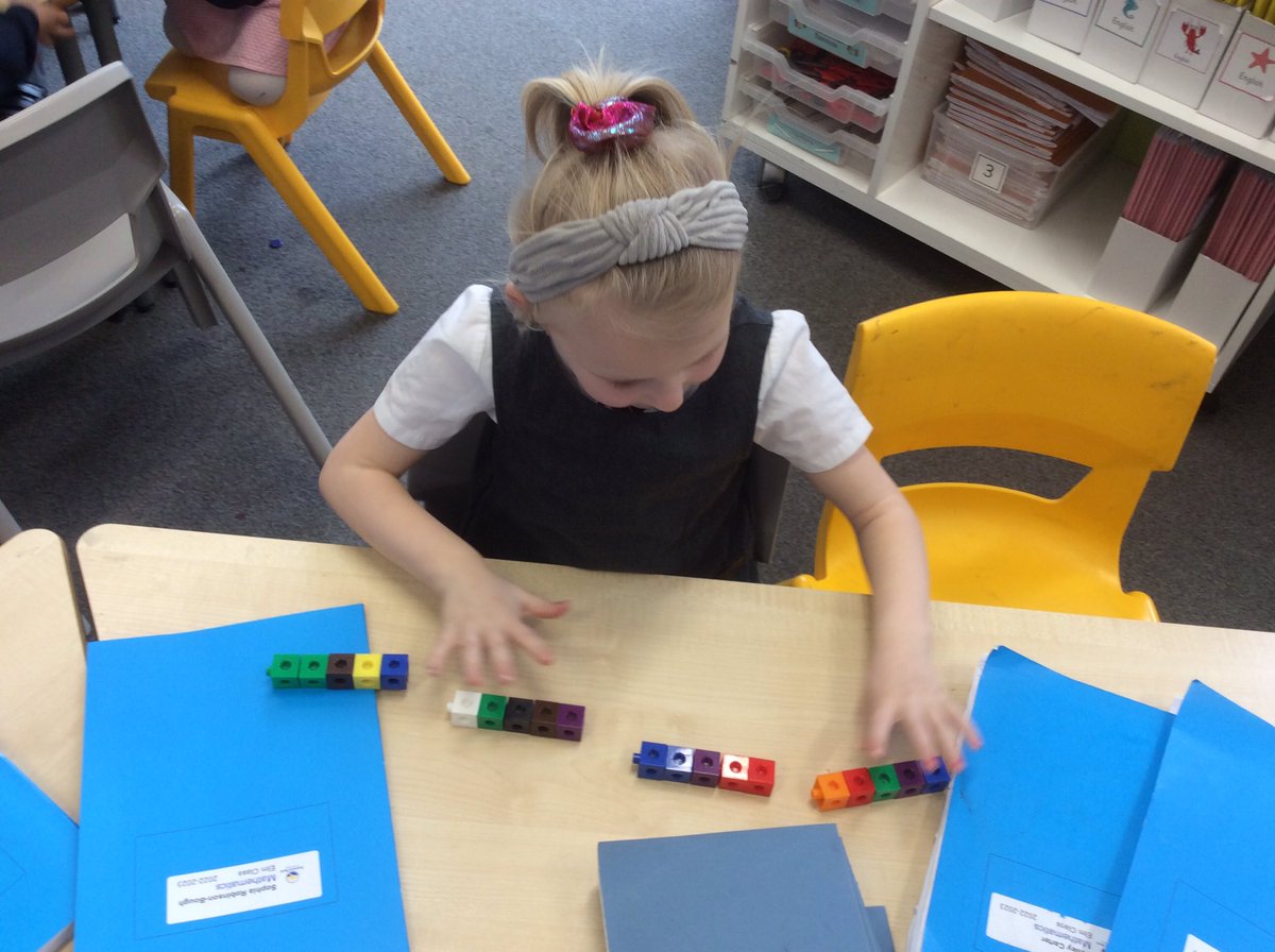 SPMVElm's tweet photo. In maths this morning we have been investigating how many equal groups you can make with 20 cubes. https://t.co/wRjymzWomy