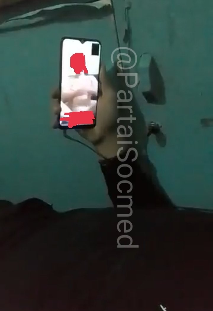 Bukak sitik joss!! 

Ini adalah operasi love scam yg dilakukan dari dalam lapas. Setelah korban berhasil dirayu untuk VCS, maka video dan foto telanjangnya akan dipakai untuk memerasnya. Jika menolak membayar akan disebarkan ke suami/istri, keluarga dan sosial media.
