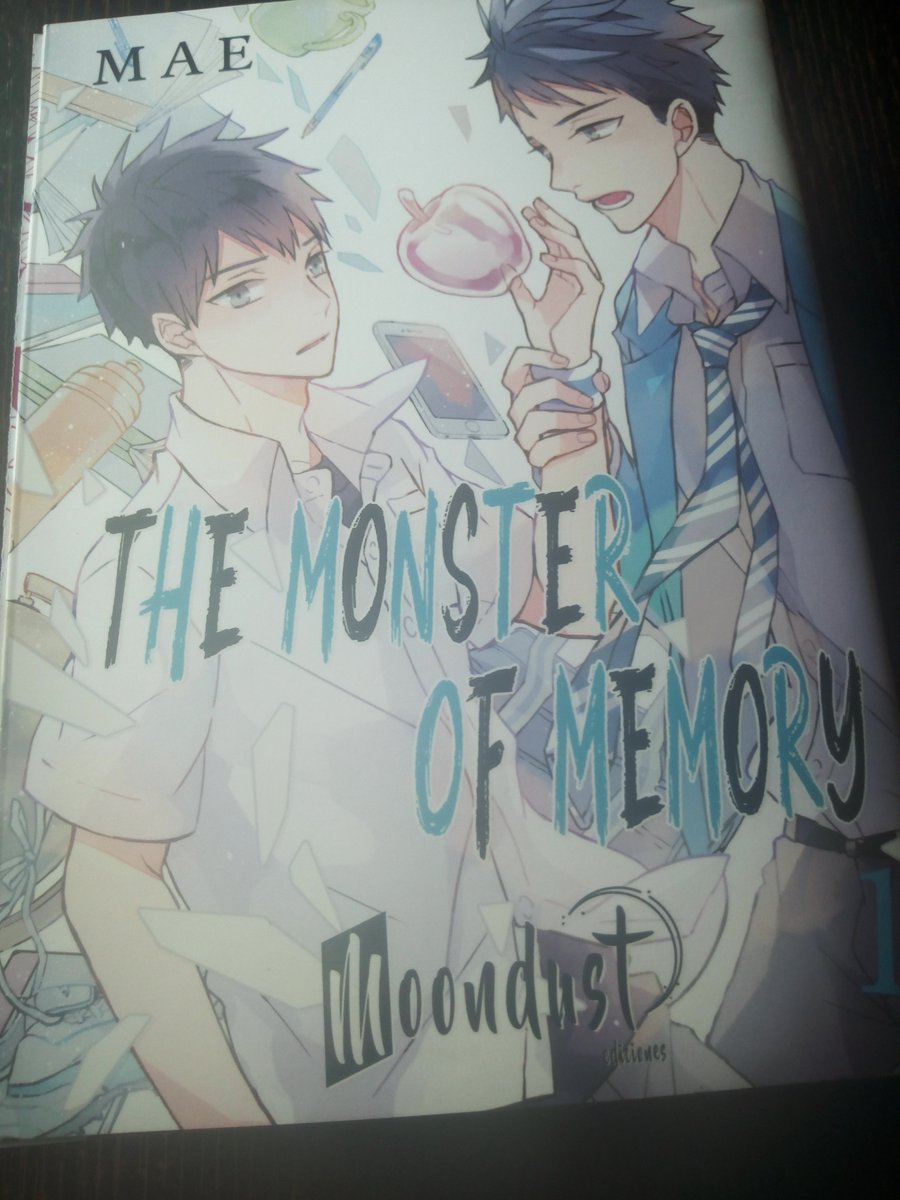 mherraiz3312's tweet photo. La edición de #TheMonsterOfMemory es preciosisima como todo lo de @MoondustEdi 
El título en relieve, páginas a color, el desplegable y la autora  Mae habla de sus perritos 😍😍😍 https://t.co/XLHwkmlGYe