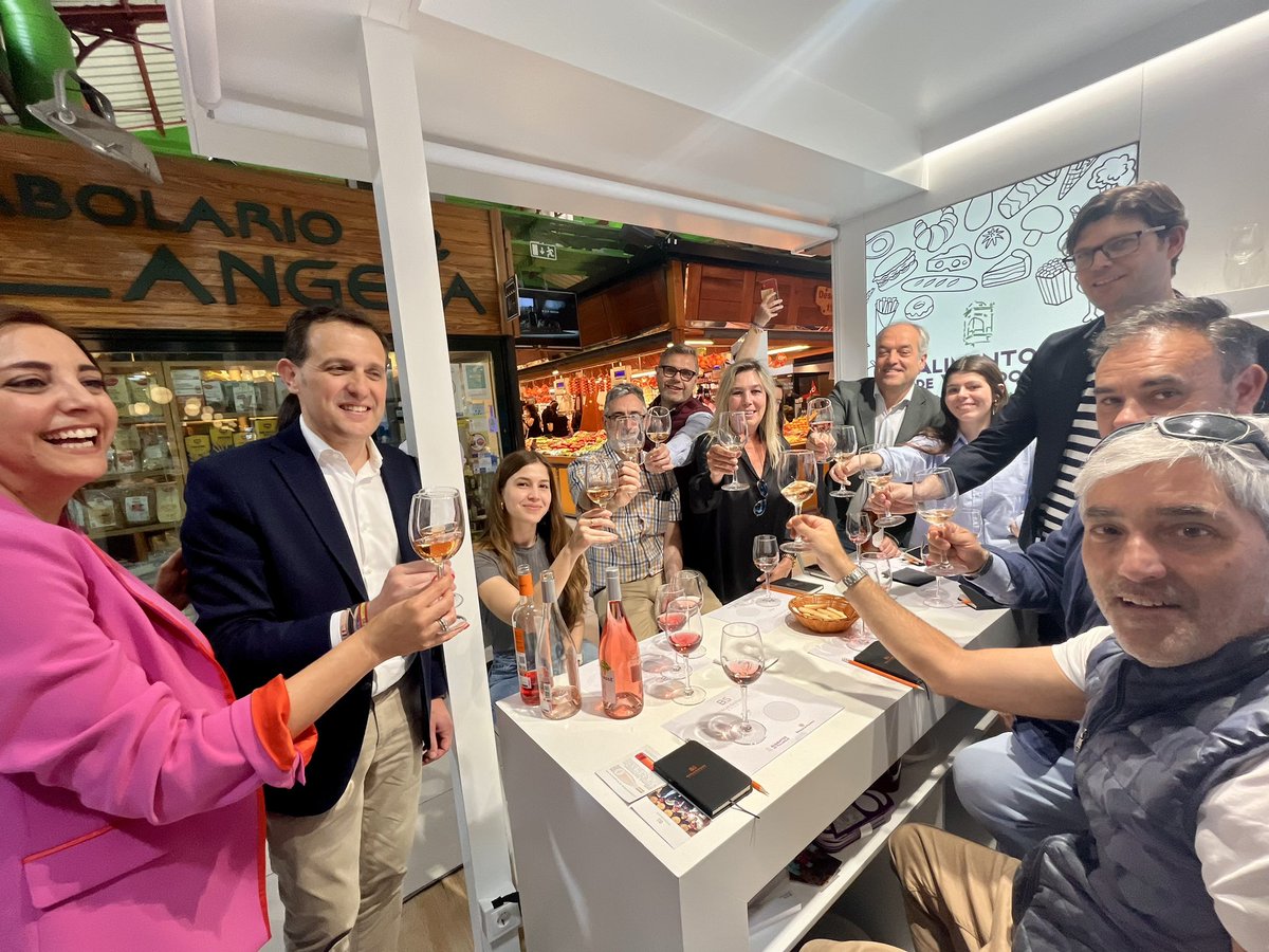 Continúa la promoción de <a href="/alimentosVALL/">Alimentos de Valladolid</a> en el Mercado de La Paz de la capital de España. 

El presidente <a href="/Conrado_Iscar/">Conrado Íscar</a> asiste a la cata de <a href="/BSinforiano/">Bodegas Sinforiano</a> dirigida por el gerente de la <a href="/DOCigales/">D.O. Cigales</a>, Raúl Escudero.