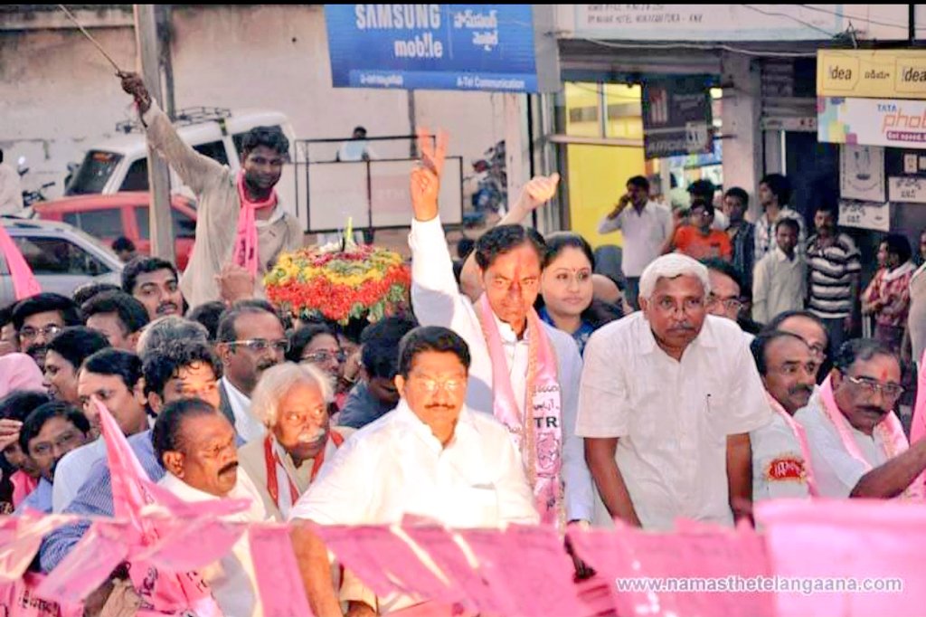 SRINATH_BRS's tweet photo. కొన్ని ఉద్యమ జ్ఞాపకాలు పెద్ద సార్ తో
@KTRBRS @BRSparty
@TelanganaCMO

#22yearsofTRS
#KCR #BRSParty #TelanganaBhavan https://t.co/tccTmM1XlH