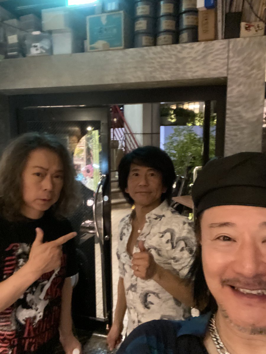comorhythm7's tweet photo. #HYbrid_Trio @#studio_wuu
本日の異種格闘技⁉︎も盛り上がって終了。
ご来場組、配信組の皆さまありがとうございました。
いやぁ、しかしベースデカかったなぁ😆
カッコいいから問題ないんだけど😁
俺のコーラスのファルセットなんてもぉまったくの無力だ🤣
来年は歌う機会もありそうだし、いっそボイトレでも通ってみるか?🎤
なーんちゃって
と言いつつ
ちょっとだけマジ😂
ハードブギーの6連で足攣りそうでヤバかったけど😆、今日も楽しいライブだった♪
帰りは久しぶりに浜省さんの「Sand Castle」 を聴いて、耳を休めながら湾岸線をゆっくり走ろう♪
#米川英之 #te_ra_chin #comorhythm7
