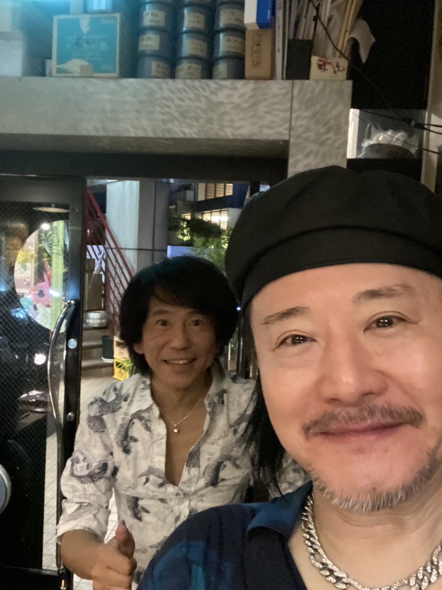 comorhythm7's tweet photo. #HYbrid_Trio @#studio_wuu
本日の異種格闘技⁉︎も盛り上がって終了。
ご来場組、配信組の皆さまありがとうございました。
いやぁ、しかしベースデカかったなぁ😆
カッコいいから問題ないんだけど😁
俺のコーラスのファルセットなんてもぉまったくの無力だ🤣
来年は歌う機会もありそうだし、いっそボイトレでも通ってみるか?🎤
なーんちゃって
と言いつつ
ちょっとだけマジ😂
ハードブギーの6連で足攣りそうでヤバかったけど😆、今日も楽しいライブだった♪
帰りは久しぶりに浜省さんの「Sand Castle」 を聴いて、耳を休めながら湾岸線をゆっくり走ろう♪
#米川英之 #te_ra_chin #comorhythm7