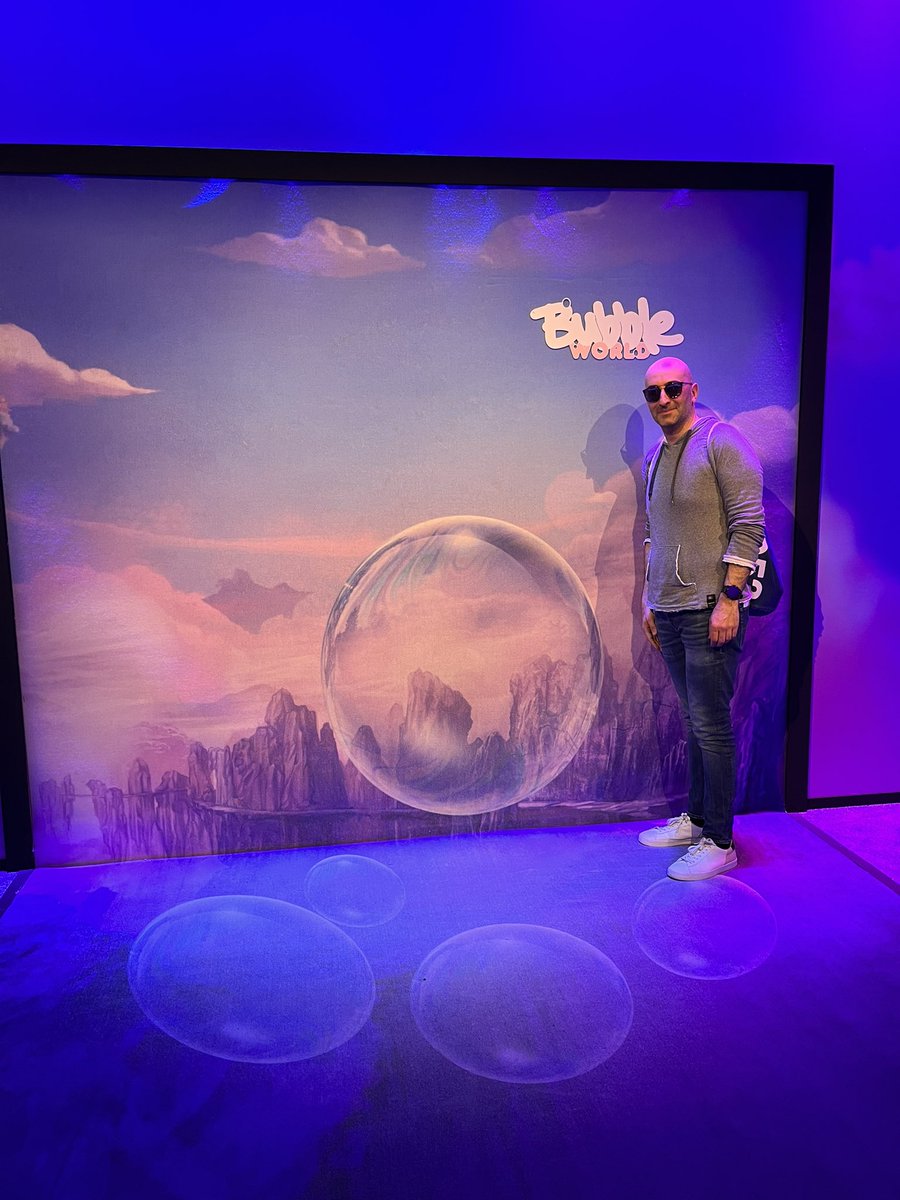 AldoGood's tweet photo. #bubbleworld #Milan https://t.co/ypwUqMtvSj