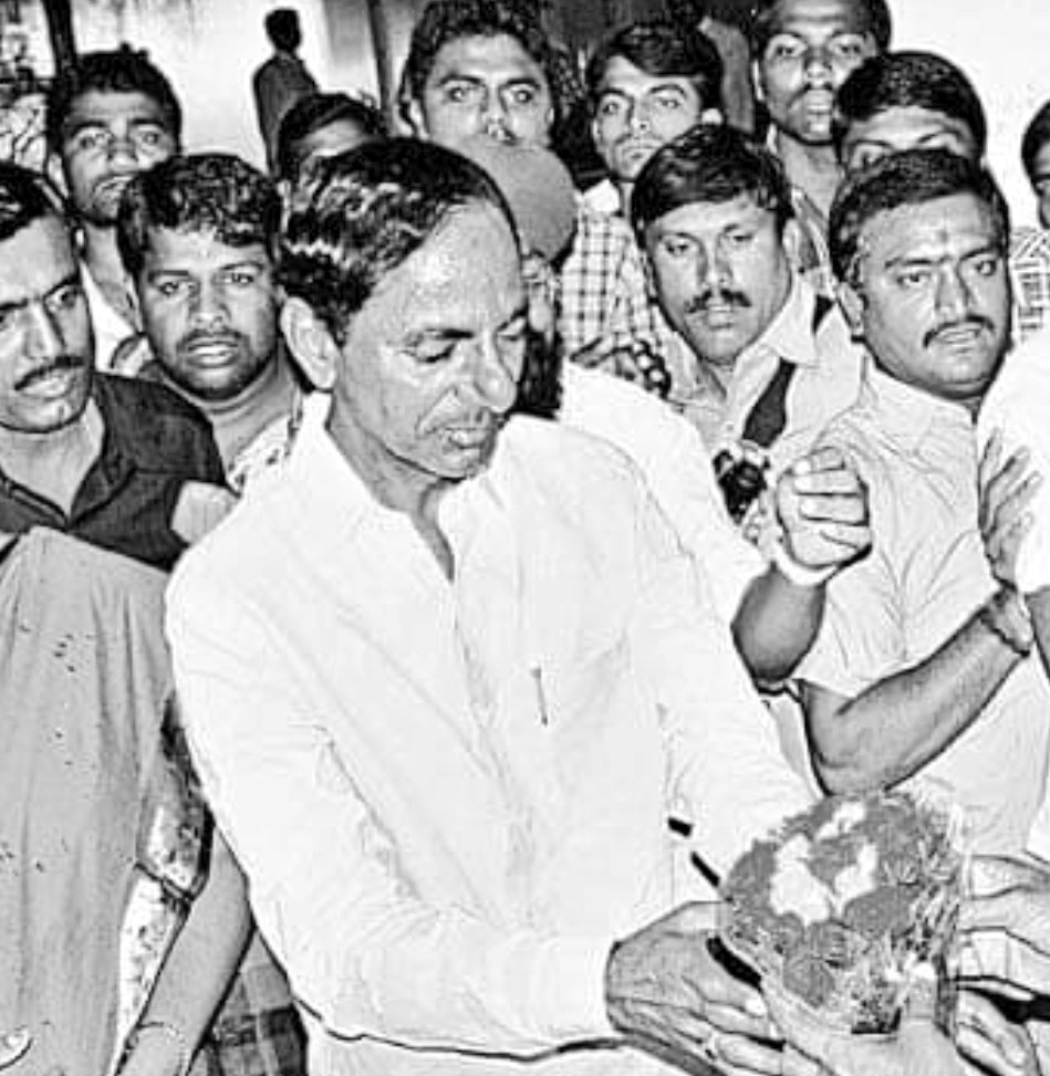 SRINATH_BRS's tweet photo. కొన్ని ఉద్యమ జ్ఞాపకాలు పెద్ద సార్ తో ❤️
@KTRBRS @BRSparty
@TelanganaCMO

#22yearsofTRS
#KCR #BRSParty #TelanganaBhavan https://t.co/iqHrcqru7h
