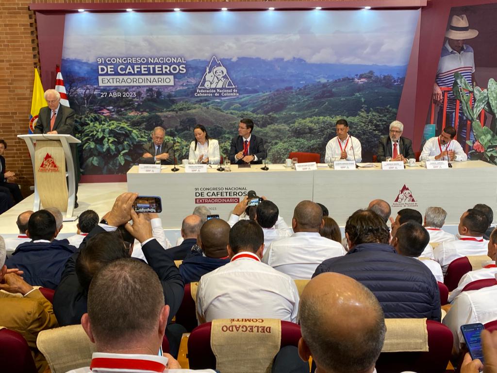 FedeCafeteros's tweet photo. "Celebro la manifestación democrática que representa esta elección del décimo segundo Gerente General de la Federación Nacional de Cafeteros. La relevancia local, nacional y global de esta organización supone un enorme compromiso de la Gerencia con todo ese entorno, pero especialmente con la base principal sobre la que se ha erigido exitosamente la Federación", @JoseA_Ocampo, en el marco de la clausura del 91 Congreso Nacional de Cafeteros Extraordinario #ElecciónGerenteFNC