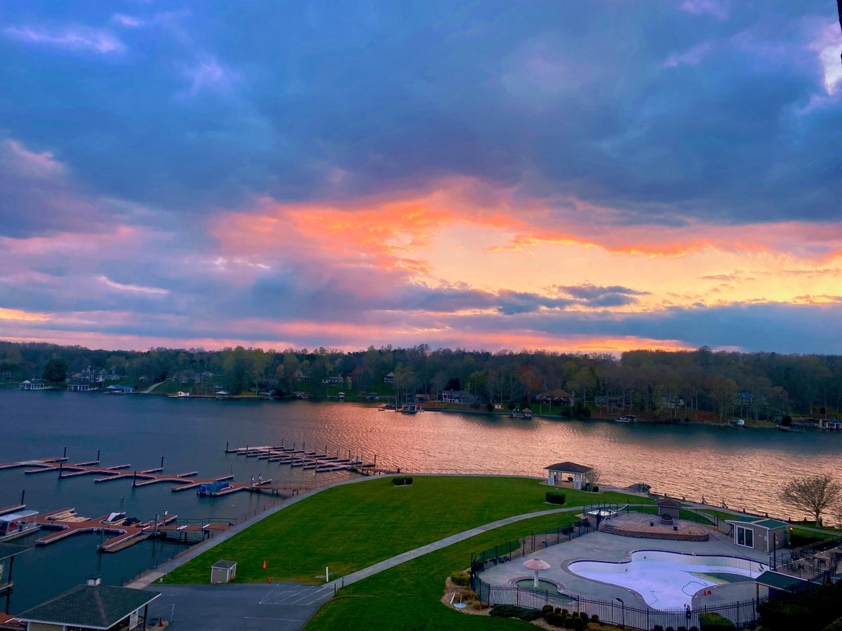 realtygroupkw's tweet photo. PRICE REDUCED!
Don't miss out on making this beautiful end unit condo at The Pointe at Mariners Landing your home!  Enjoy the resort lifestyle and views from your new home.  Call/Text Teresa to schedule a showing- 434-546-3202!

#marinerslanding #realtor #teresagrant #RealEstate https://t.co/BhP9Po3nN8