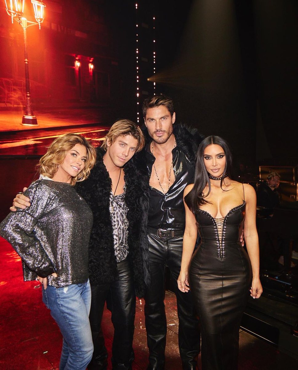 vivoplaynet's tweet photo. El estilista de celebridades Chris Appleton se casó con el actor Lukas Gage, conocido por su trabajo en ‘You’. La pareja tuvo una íntima ceremonia en Las Vegas que fue oficializada por su dama de honor, Kim Kardashian. 📷 #chrisappleton1 #VIVOplay https://t.co/GO2hj8uDJA