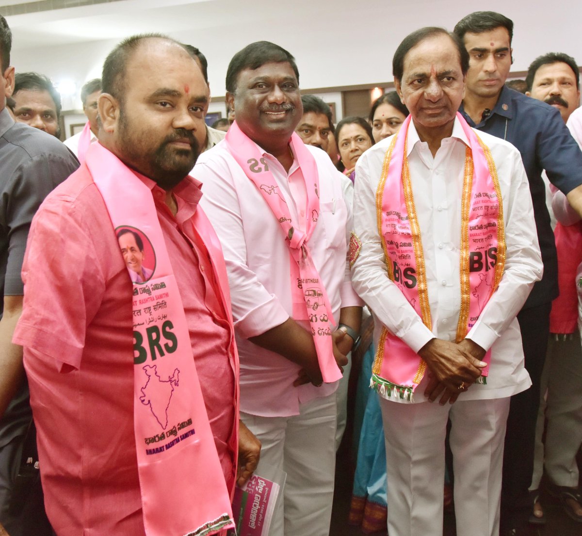 BhupalReddyTRS's tweet photo. బీఆర్ఎస్ ఆవిర్భావ దినోత్సవం సందర్భంగా హైదరాబాద్ లోని పార్టీ  కేంద్ర కార్యాలయం తెలంగాణ భవన్ లో పార్టీ అధినేత సీఎం కేసీఆర్ గారు నిర్వహించిన ప్రతినిధుల సభలో కెసిఆర్ గారితో...
#KancharlaBhupalReddy
#brsformationday 
#22yearsofbrs https://t.co/pOAiPaKLr8