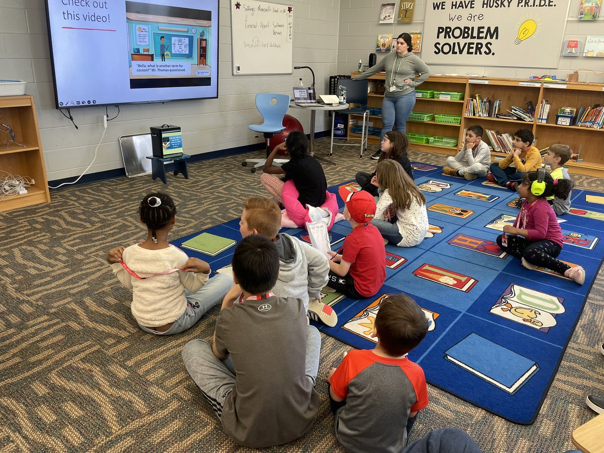 Jenchambers19's tweet photo. Husky’s are learning about being active listeners and sharing a Poem in their pocket. Excited to have extra pups with us today!🐾📝@Hill_Huskies #takeyourchildtoworkday https://t.co/Itim4hLkJD