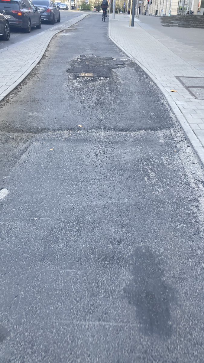 Quelqu’un ici sait quand la nouvelle piste cyclable en devenir sur la petite ceinture au niveau de Botanique va (enfin) être terminée ? On attend la couche finale avec impatience et je prie souvent en passant ici en espérant ne pas tomber sur ma figure 🫠