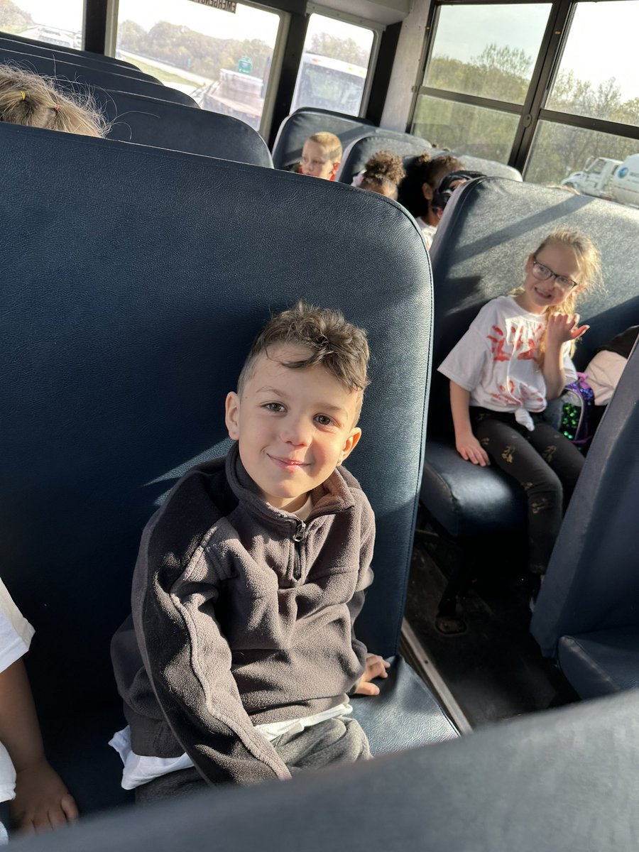mrsnurski's tweet photo. First grade had a BLAST at the KC Zoo yesterday! ❤️ #fieldtripfun #atthebergh https://t.co/AJSRo11ecR