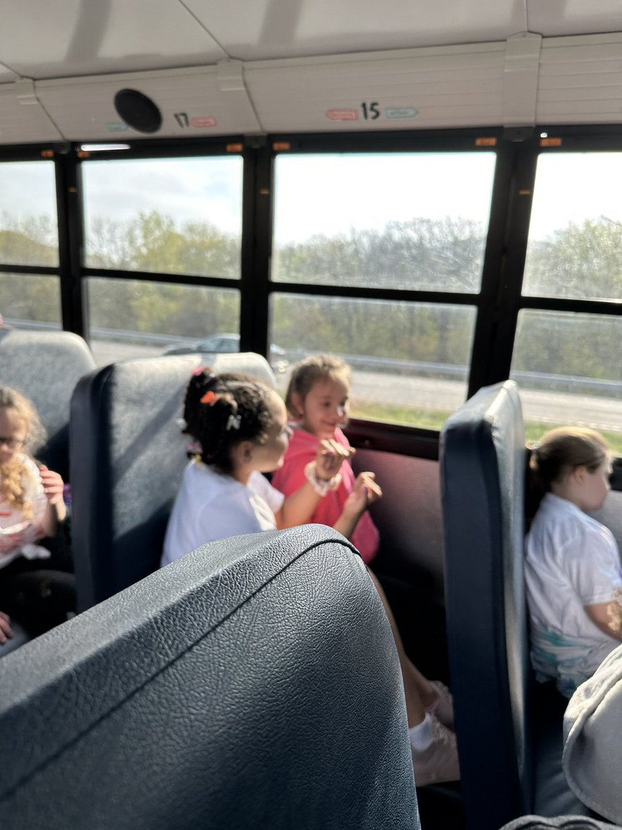 mrsnurski's tweet photo. First grade had a BLAST at the KC Zoo yesterday! ❤️ #fieldtripfun #atthebergh https://t.co/AJSRo11ecR