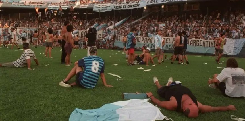 mauriciooluna's tweet photo. Gente, mejor tirémonos en el pasto a esperar que el presidente de la AFA y el gobierno nacional nos salve. Eso de juntar la guita y ayudar a tu club no sirve para nada. https://t.co/2boY7MrorT