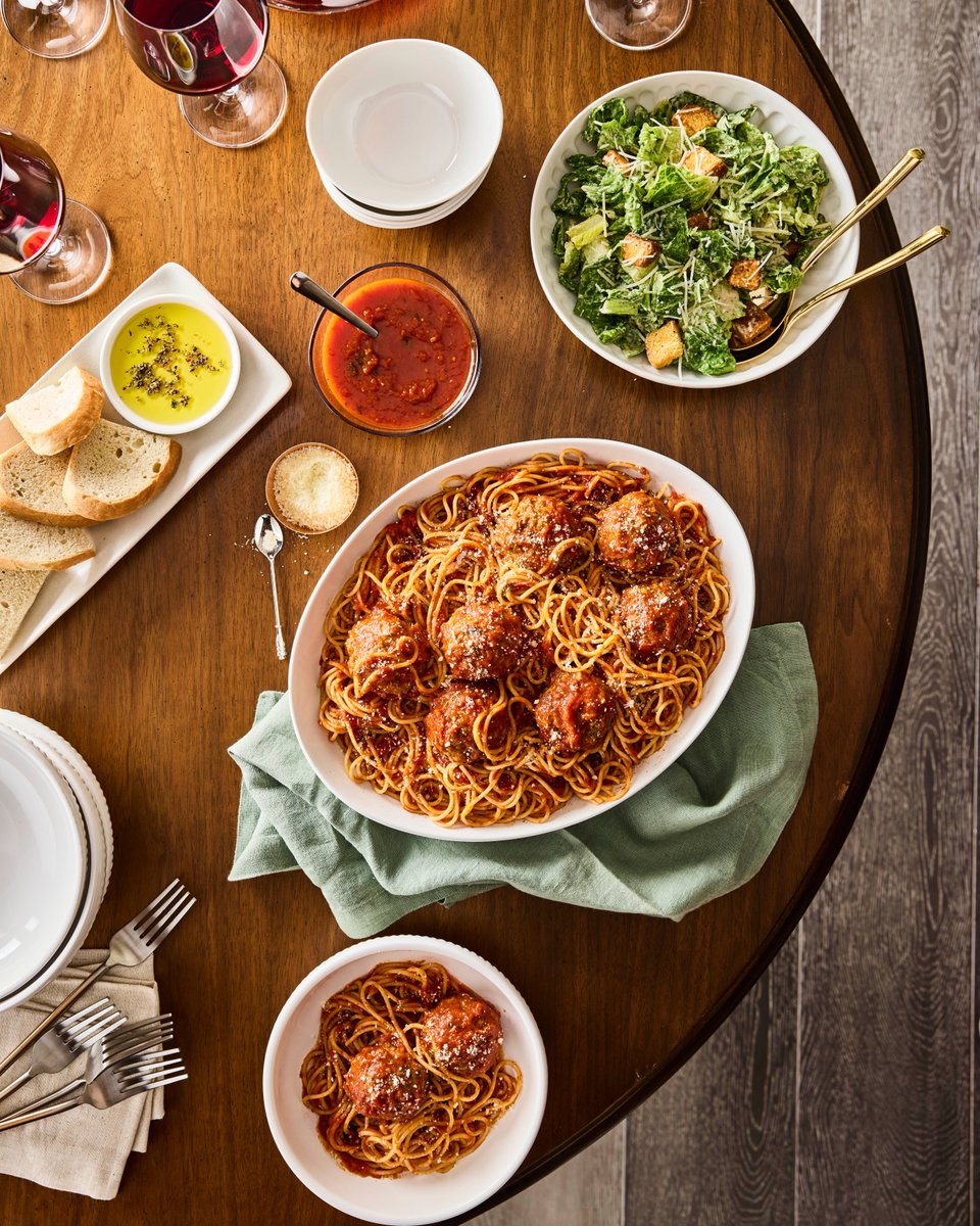 Keep your eyes on the game and let us do the cooking.🏒🏀 Our Family Bundles serve 4 and we have options to satisfy all your cravings.🍝 Order today at carrabbas.com/offers/family-…. #Spaghetti #Carrabbas #Basketball #Hockey