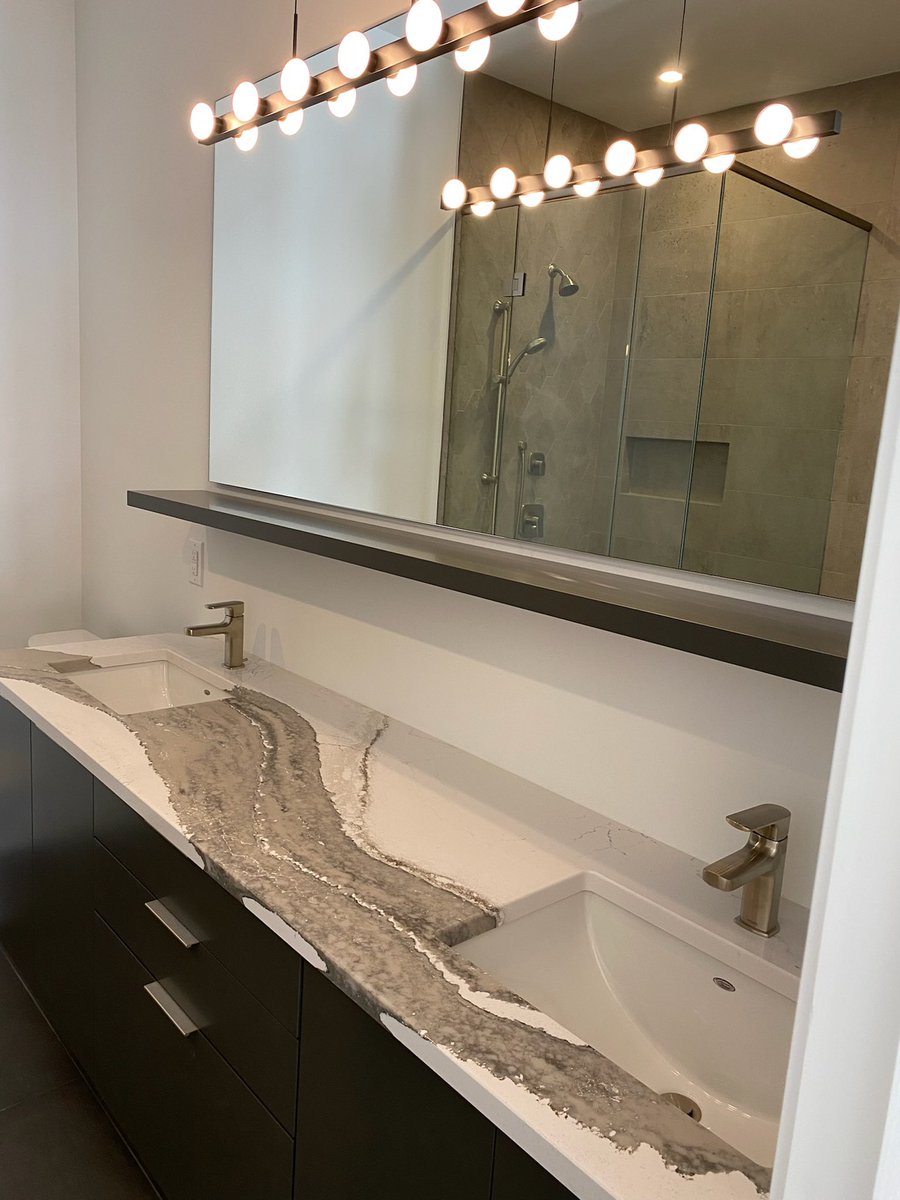SilvergateHomes's tweet photo. This en suite is the star of the show⭐️

#ensuite #bathroom #bathroomdesign #niagara #luxuryhomes #homeinspo https://t.co/BbnZfXhCrH