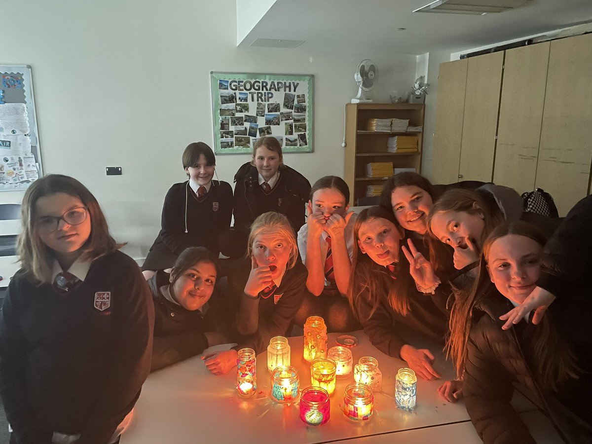 Eco club had a fabulous time this afternoon reusing old glass jars and turning them into lanterns! 💡♻️