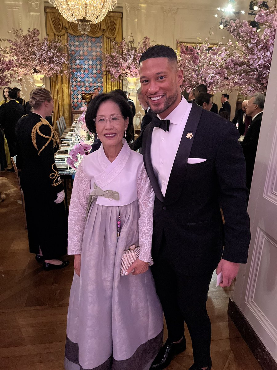 Marcus_Freeman1's tweet photo. It was the honor of a lifetime to be able to take my mother to the State Dinner at the White House, where we celebrated the 70-year alliance between the US and South Korea, her home country. 

It was an amazing experience and I am grateful I was able to share it with her! 🇺🇸🇰🇷 https://t.co/K2jEHO8xnH