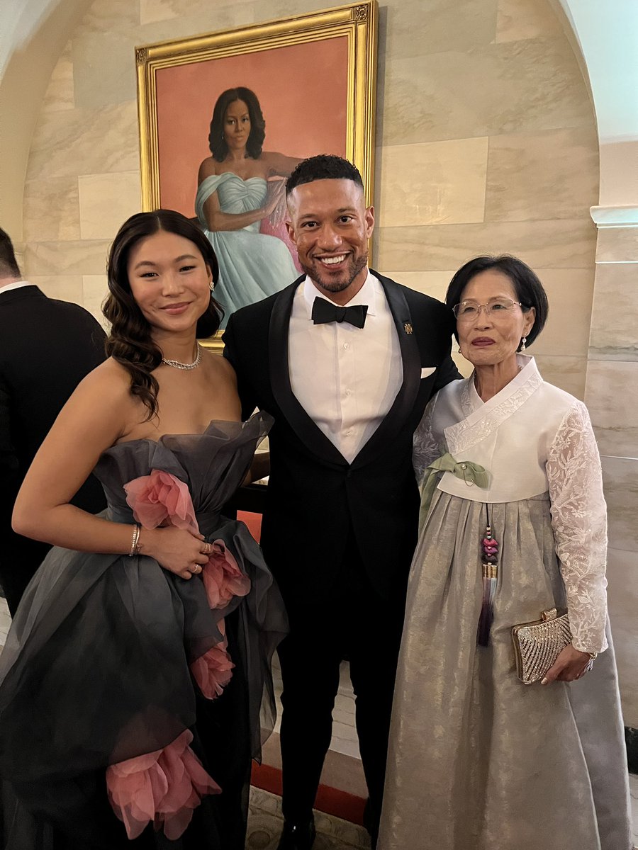 Marcus_Freeman1's tweet photo. It was the honor of a lifetime to be able to take my mother to the State Dinner at the White House, where we celebrated the 70-year alliance between the US and South Korea, her home country. 

It was an amazing experience and I am grateful I was able to share it with her! 🇺🇸🇰🇷 https://t.co/K2jEHO8xnH