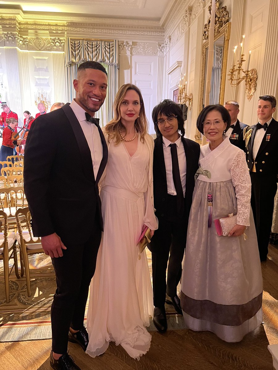 Marcus_Freeman1's tweet photo. It was the honor of a lifetime to be able to take my mother to the State Dinner at the White House, where we celebrated the 70-year alliance between the US and South Korea, her home country. 

It was an amazing experience and I am grateful I was able to share it with her! 🇺🇸🇰🇷 https://t.co/K2jEHO8xnH