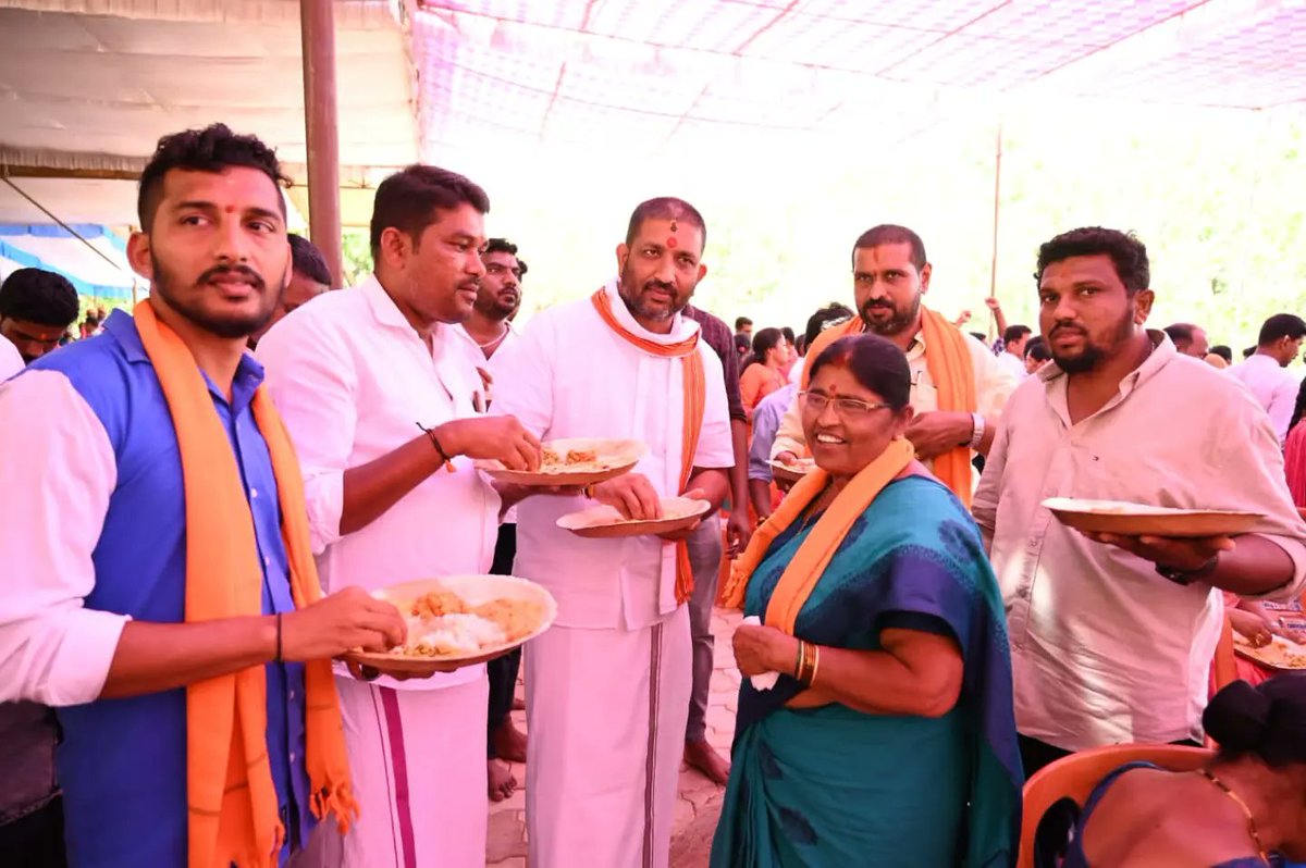AshaPuttur_BJP's tweet photo. ಸೋದರ ಪ್ರವೀಣ ನೆಟ್ಟಾರ್ ಮನೆಯ ಗೃಹಪ್ರವೇಶ ಕಾರ್ಯಕ್ರಮ ಇಂದು ಅತ್ಯಂತ ಅಚ್ಚುಕಟ್ಟಾಗಿ ನೆರವೇರಿತು. ಇಡೀ ಪರಿವಾರ ಸಂಘಟನೆಯ ಕಾರ್ಯಕರ್ತರು ಸ್ವತಃ ತಮ್ಮ ಮನೆಯ ಕಾರ್ಯಕ್ರಮದ ರೀತಿ ನಿರ್ವಹಣೆ ಮಾಡಿದ್ದು ಅತ್ಯಂತ ಸಂತಸದ ಸಂಗತಿ. 
@nalinkateel @BJP4Karnataka @BjpMangaluru https://t.co/9xDVIAYjNt