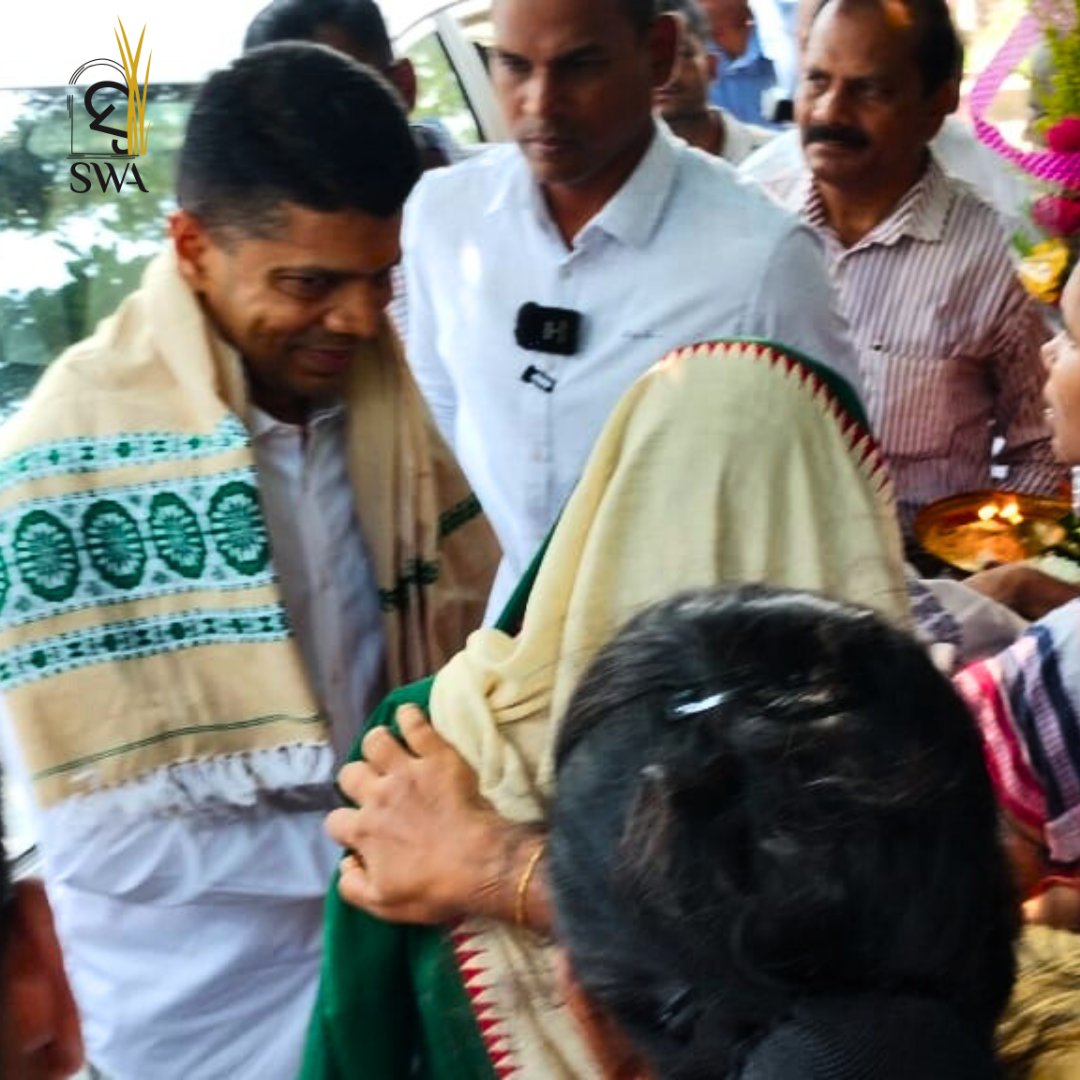 SwaOdisha's tweet photo. We are honoured to have Sri V.K Pandian, Secretary 5T  at CFC SANKALP Kendrapara Project at Jajang. He interacted with the artisans and appreciated the products developed by them. https://t.co/fBPeauSghy