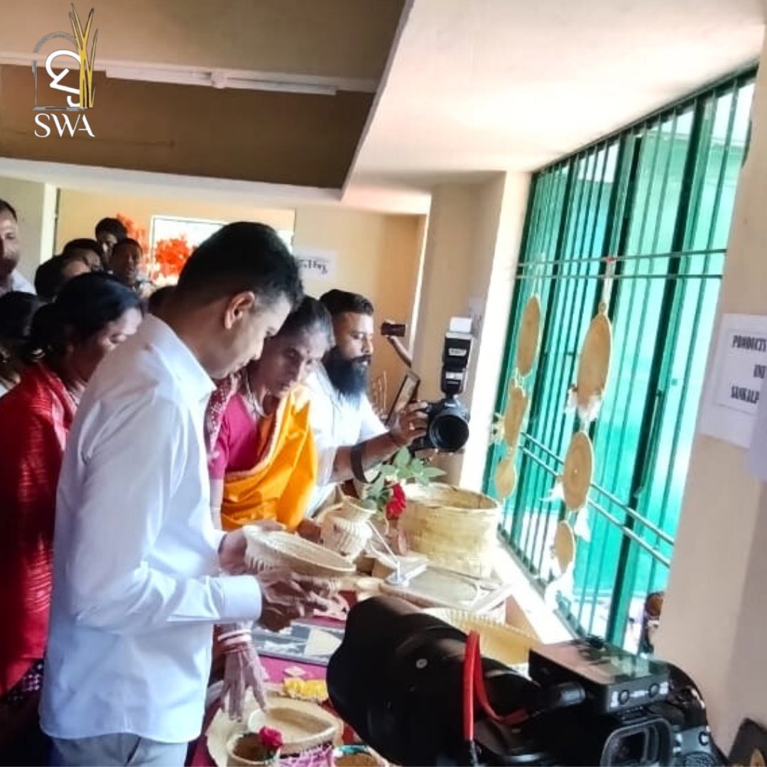 SwaOdisha's tweet photo. We are honoured to have Sri V.K Pandian, Secretary 5T  at CFC SANKALP Kendrapara Project at Jajang. He interacted with the artisans and appreciated the products developed by them. https://t.co/fBPeauSghy