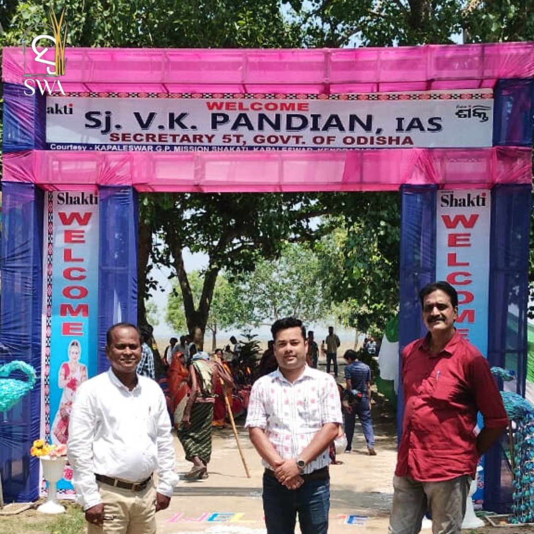 SwaOdisha's tweet photo. We are honoured to have Sri V.K Pandian, Secretary 5T  at CFC SANKALP Kendrapara Project at Jajang. He interacted with the artisans and appreciated the products developed by them. https://t.co/fBPeauSghy