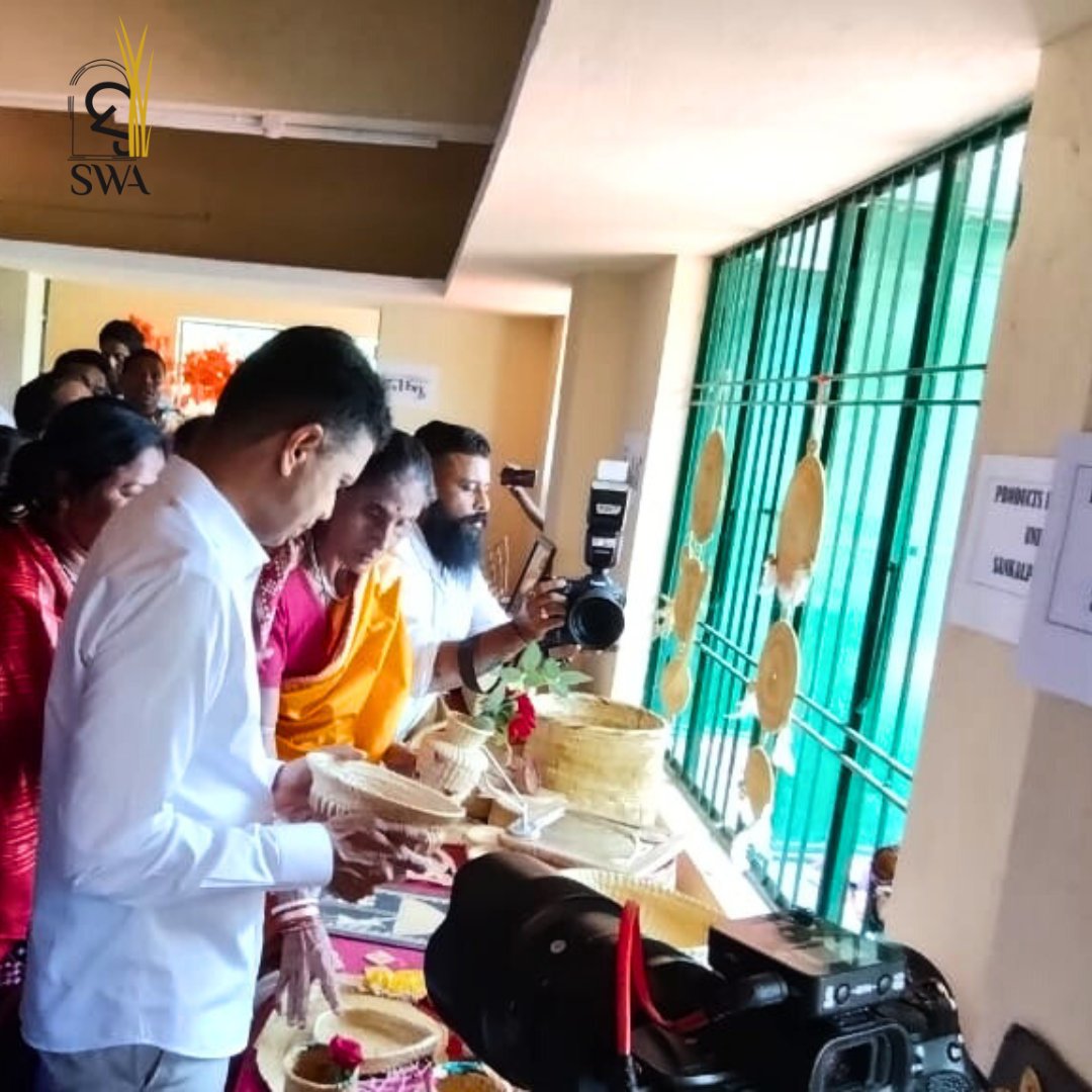 SwaOdisha's tweet photo. We are honoured to have Sri V.K Pandian, Secretary 5T  at CFC SANKALP Kendrapara Project at Jajang. He interacted with the artisans and appreciated the products developed by them. https://t.co/fBPeauSghy