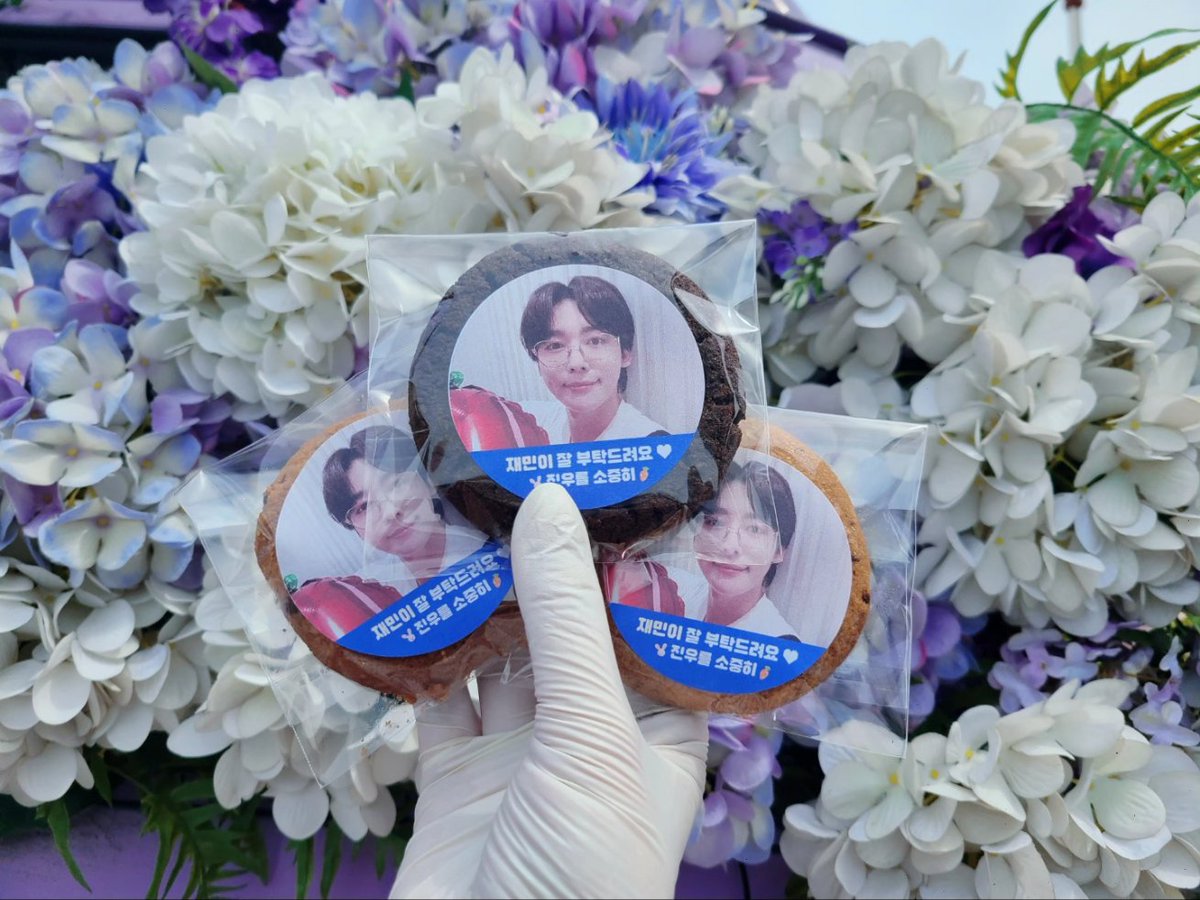 ⋆｡˚오늘도 사랑을 전하는카페오로라˚｡⋆
소중한 마음을 전달받으신 분은 <진우>님이셨습니다💜
더 많은 후기는
➡️instagram.com/p/Criys_ZJU57/…
#coffeetruck  #咖啡车 #コーヒー車 #커피트럭 #커피차 #위너커피차 #푸드트럭 #김진우 #咖啡车 #コーヒー車 #서포터즈 #김진우커피차 #WINNER #JINU