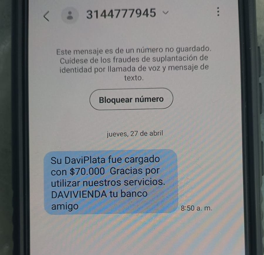 KellyPasa's tweet photo. Que alguien le diga al ladrón que el banco amigo es el Banco Caja Social, no Davivienda jajajjajajjaja. Es que ni pa hacer un "comprobante" falso sirven 🤣 https://t.co/RjrwLvzQtk