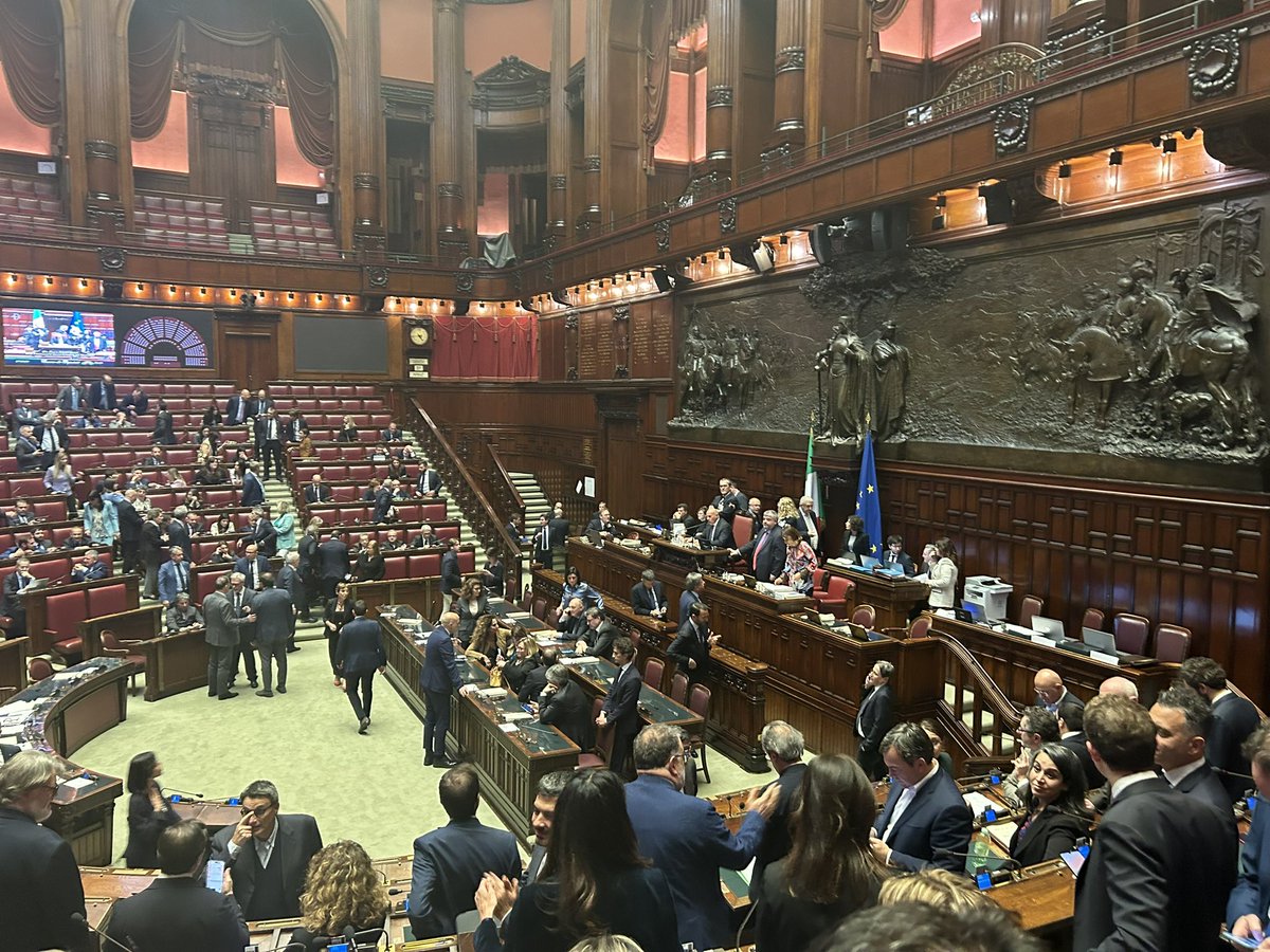 Tetovaccari's tweet photo. Mozione respinta. Caos in aula: alla maggioranza mancano i numeri (magg assoluta assoluta dei voti) per far approvare lo scostamento del Bilancio. Il #Governo inciampa su un documento fondamentale. Ora deve tornare in CDM per riapprovare. Erano prontissimi 🤣 Inadeguati !!! https://t.co/4hwzM18xGJ