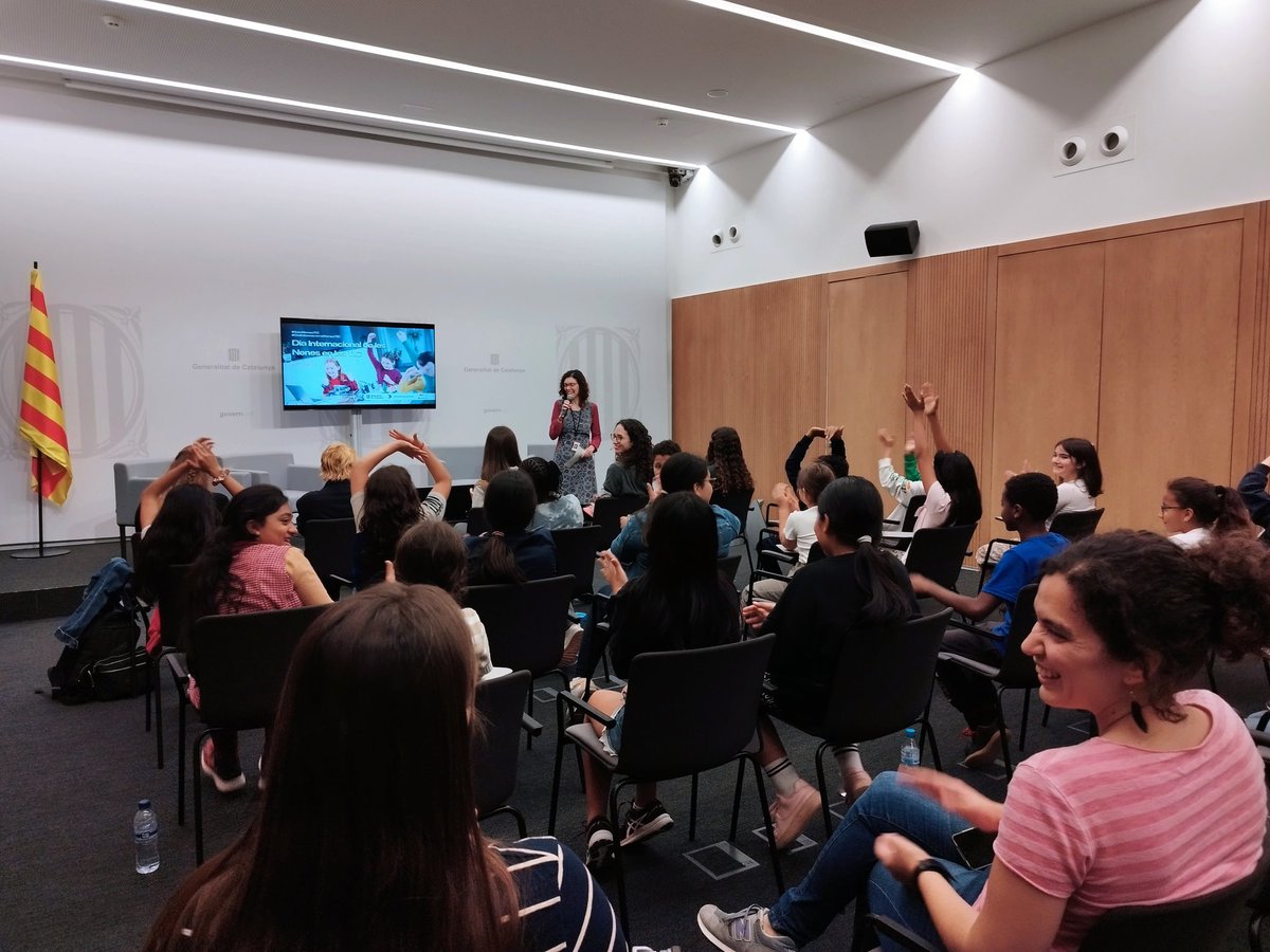 tic's tweet photo. Celebrem el #DiaInternacionalNenesTIC amb una jornada dedicada a incentivar vocacions tecnològiques 🦾👩‍💻

📸 La DG @Liliana_ArroyoM dona la benvinguda a la quarantena d’alumnes de 5è i 6è de Primària de l’ @escolacanclos i @montessorirubi que hi participen!

#SomNenesTIC #DonaTIC https://t.co/9dnZJb8tQ1