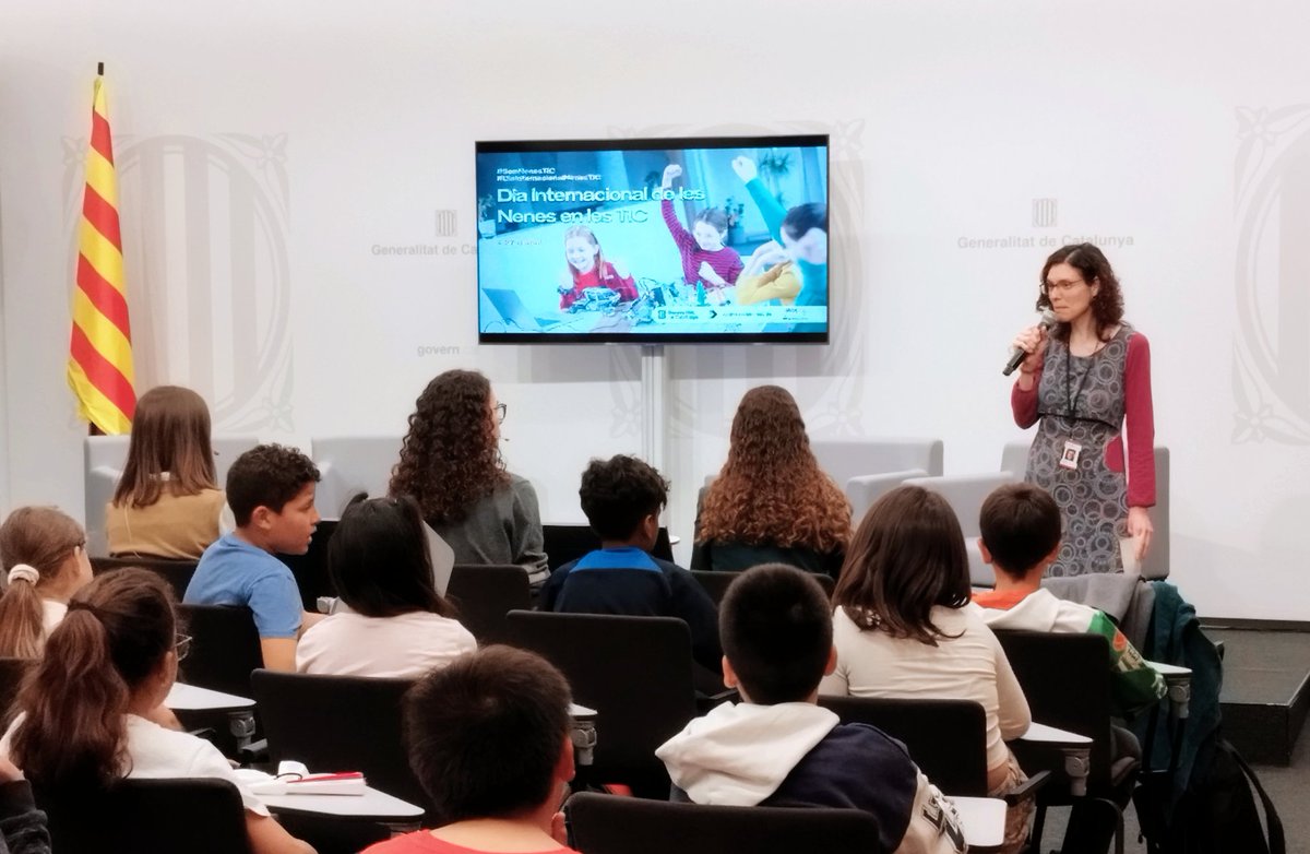 tic's tweet photo. Celebrem el #DiaInternacionalNenesTIC amb una jornada dedicada a incentivar vocacions tecnològiques 🦾👩‍💻

📸 La DG @Liliana_ArroyoM dona la benvinguda a la quarantena d’alumnes de 5è i 6è de Primària de l’ @escolacanclos i @montessorirubi que hi participen!

#SomNenesTIC #DonaTIC https://t.co/9dnZJb8tQ1