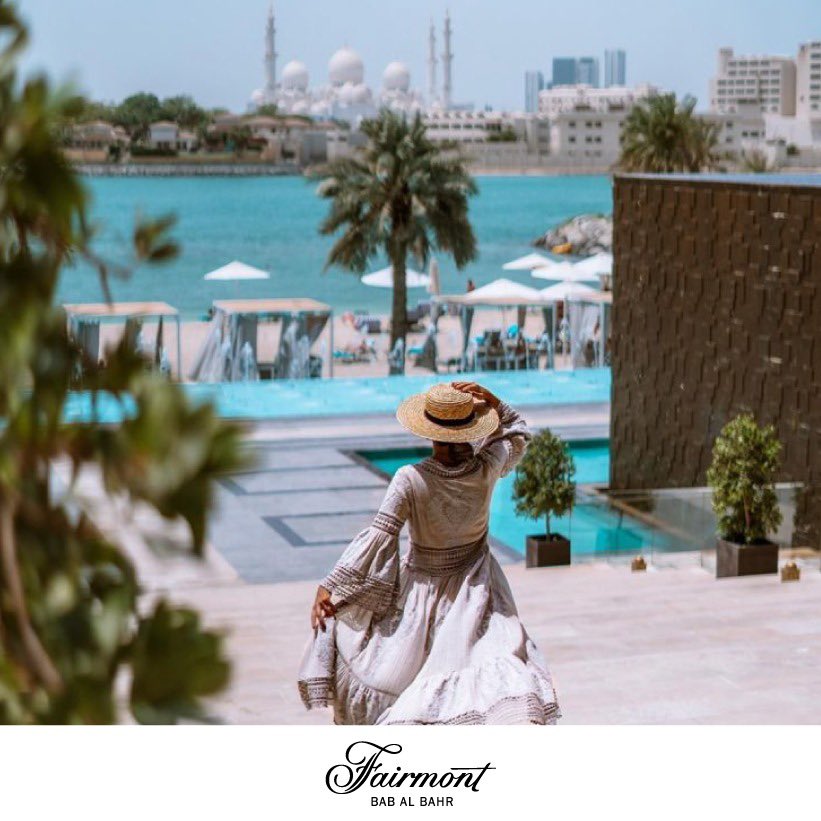 The perfect spot to take in the grandeur of the Sheikh Zayed Grand Mosque.

النقطة المثالية للاستمتاع بروعة جامع الشيخ زايد الكبير. 

📸: <a href="/beeoncloud9/">Jessie Willis</a>
