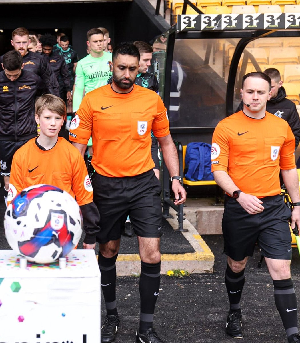 FA_PGMOL's tweet photo. An unforgettable afternoon! 🙌

A young fan enjoyed a referee mascot experience with #EFL referee Sunny Gill and his team on Saturday. https://t.co/dNc3LHdNOz