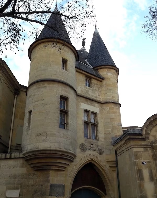 ïl n’est doleurs, desconfors ne tristesse,
Anoy, gaieté, ne pensée dolente,
Fierté, durté, pointure ne ospresse,
N’autre meschief d’amour que je ne sente 
-Agnès de Navarre-Champagne, dame de Foix, 1334-1396

#architecture 
Hôtel de Clisson
1375 –1380 #Paris #France
<a href="/mado_mader/">Mado🌹</a>