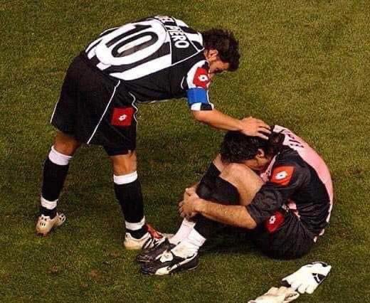 🗣️ #Buffon: Al fischio finale di #Juventus-#Milan del 2003, mi misi a piangere. #DelPiero mi si avvicinò e mi disse 🗣️: 'Non piangere davanti ai tuoi avversari festanti e sii uomo.' Quando rientrai nello spogliatoio vidi Alex piangere come un bambino. Non ho mai visto un…