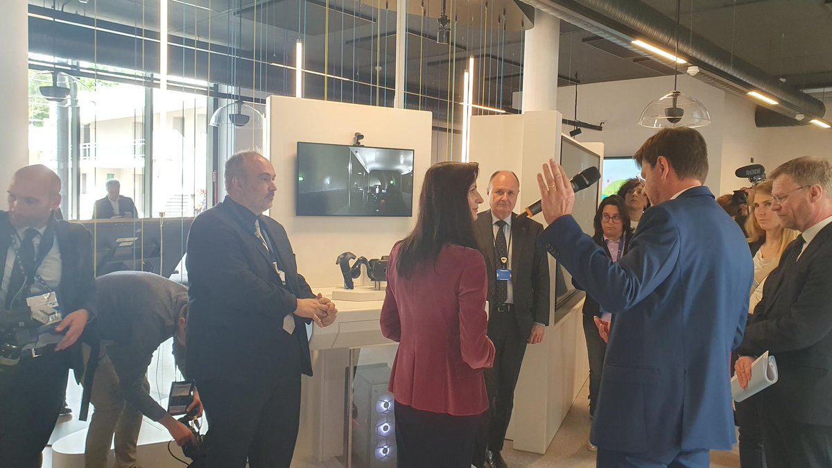 ThierryBt's tweet photo. @GabrielMariya @EU_ScienceHub @stephen_quest @europainitalia @Corriere @EU_Commission @EUScienceInnov Many thanks for your visit and for taking the time to try out our #VR experience on #AI and the future of #mobility, part of the #youandAI exhibit designed by @eu_sciencehub together with @Museoscienza. #XR is a potent means to tackle crucial issues of our time in an engaging way https://t.co/nt8tT03aU6
