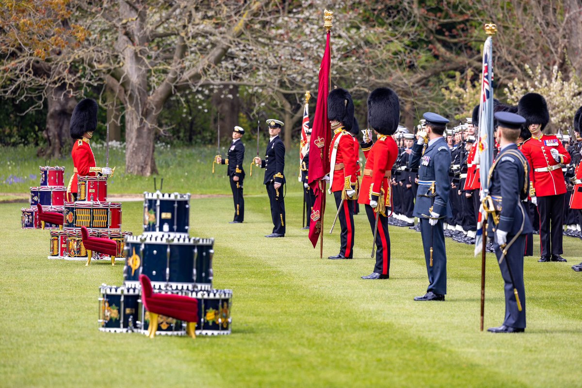 kingscolour_sqn's tweet photo. His Majesty The King, presented the new King’s Colour of the Royal Air Force to the King’s Colour Squadron.

proud to parade the new King’s Colour bearing His Majesty’s Cypher on Saturday 6 May 2023.

God save The King https://t.co/botwLvKlWd