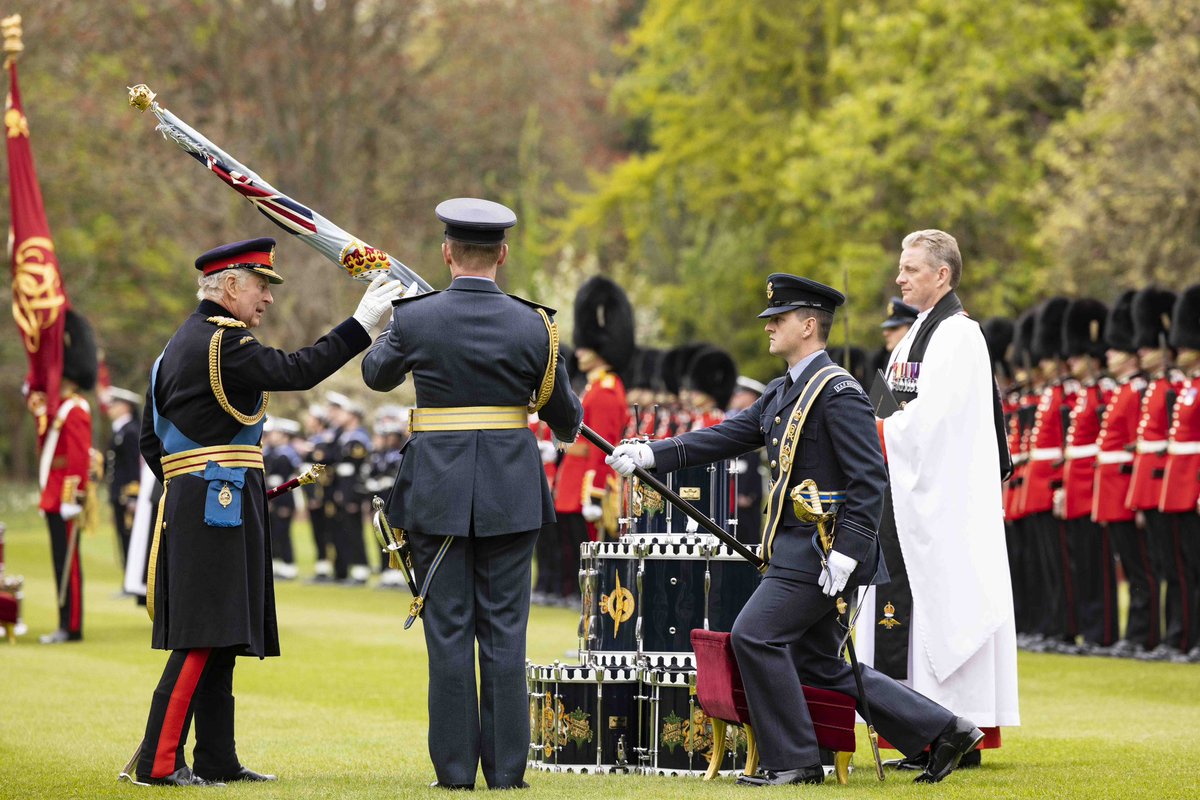 kingscolour_sqn's tweet photo. His Majesty The King, presented the new King’s Colour of the Royal Air Force to the King’s Colour Squadron.

proud to parade the new King’s Colour bearing His Majesty’s Cypher on Saturday 6 May 2023.

God save The King https://t.co/botwLvKlWd
