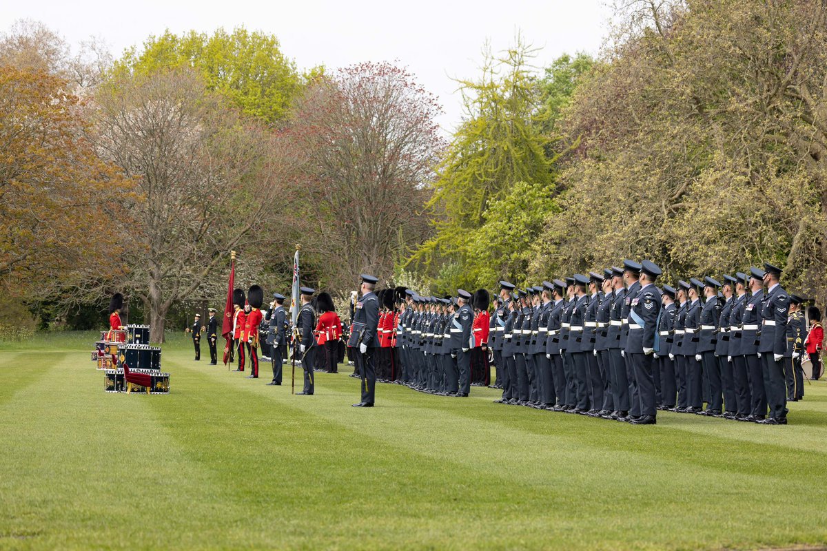 kingscolour_sqn's tweet photo. His Majesty The King, presented the new King’s Colour of the Royal Air Force to the King’s Colour Squadron.

proud to parade the new King’s Colour bearing His Majesty’s Cypher on Saturday 6 May 2023.

God save The King https://t.co/botwLvKlWd