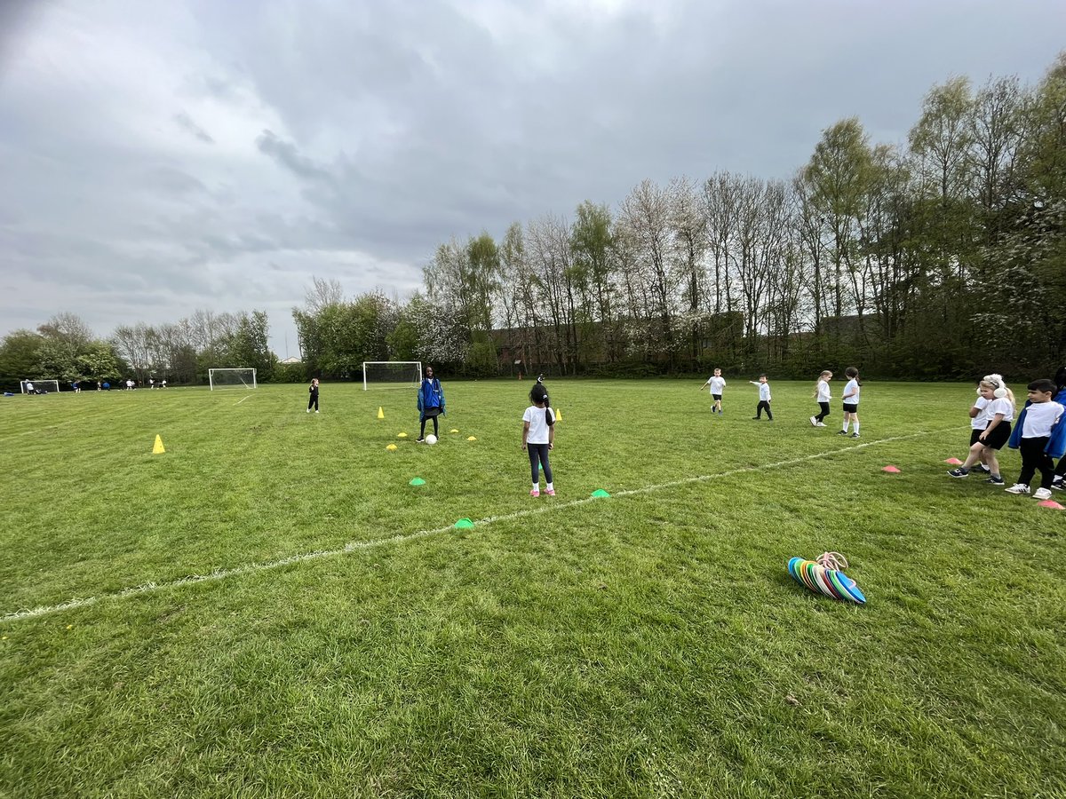 MissMcLean75's tweet photo. Yr 1/2 Summer Games are trying football rounders tonight! @TemplarsPrimary https://t.co/Ap1WetF1mY