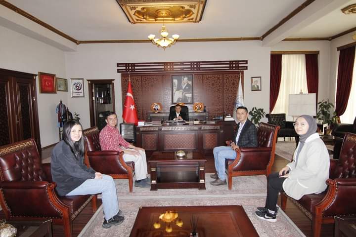 Sayın Erciş Kaymakamımız <a href="/nmehmetbeyoglu/">Dr. Nuri MEHMETBEYOĞLU</a> bey in Gençlerimize sunduğu hizmet,eser ve destek ve  göstermiş olduğu ilgi alaka için Ulupamir gençleri olarak canı gönülden teşekkür ediyoruz. İyiki varsınız sayın kaymakamım.