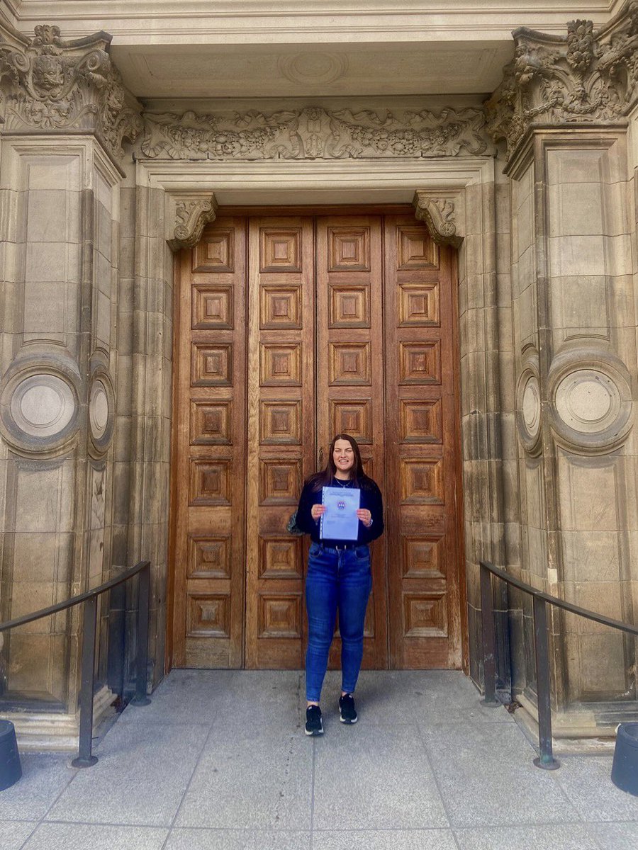 MissRossPE's tweet photo. Diss is the end! 4 years of Uni are over in a flash can’t quite believe it! Onto the next chapter…Miss Ross the PE teacher! Thanks to everyone that has played a part in my journey so far bigger and better things to come!👩🏽‍🏫💕 https://t.co/q2rX2rMZ3K