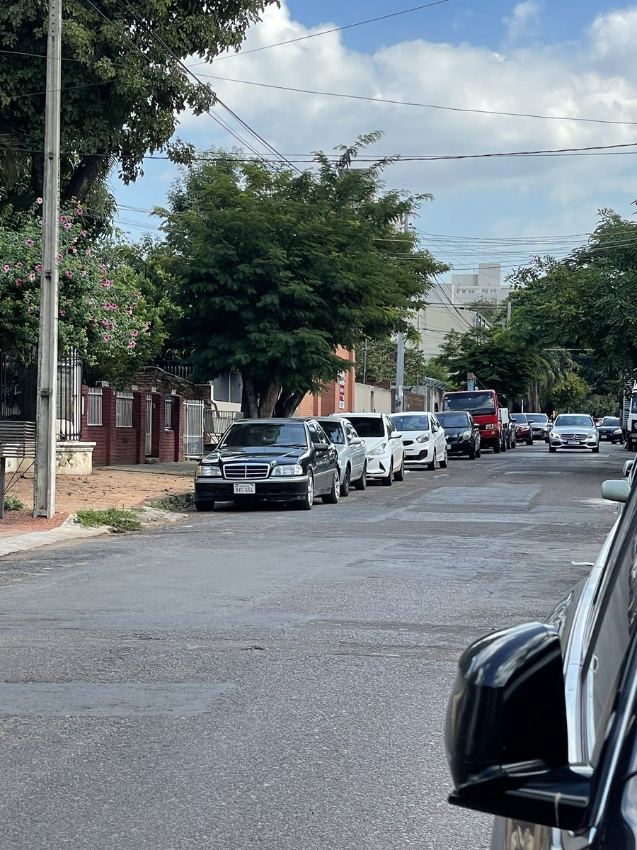 tatomussi's tweet photo. @juanvillalbapy Andrade y escurra ambos lados estacionados https://t.co/hymk3c5loc
